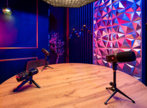 Подкаст-студия Ucast — это современное пространство в Алматы для записи аудио- и видеоподкастов, интервью, рилс и экспертных видео. Студия оснащена профессиональной техникой: съёмка на 3–5 камер в формате 4K, качественные микрофоны, петлички, свет, уютный интерьер и опытные операторы. Мы предлагаем аренду подкаст-студии по доступной цене, с гибкой тарификацией: первый час — фиксированная стоимость, далее — каждые 30 минут. Вы можете заказать как базовую съёмку, так и подкаст под ключ — с монтажом, оформлением, нарезками для Reels, YouTube и TikTok. На сайте Ucast вы можете узнать актуальные цены, прочитать отзывы наших клиентов, посмотреть примеры работ и связаться с нами напрямую. Мы работаем ежедневно по предварительной записи. Наша команда поможет вам реализовать любой подкаст-проект — от идеи до готового выпуска. Контакты, стоимость услуг, отзывы и форма для бронирования доступны в разделе "Контакты" на сайте ucast.kz/photostudioalmaty. Записывайтесь заранее — мы поможем сделать ваш голос видимым и слышимым!