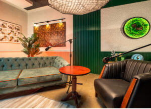 Подкаст-студия Ucast — это современное пространство в Алматы для записи аудио- и видеоподкастов, интервью, рилс и экспертных видео. Студия оснащена профессиональной техникой: съёмка на 3–5 камер в формате 4K, качественные микрофоны, петлички, свет, уютный интерьер и опытные операторы. Мы предлагаем аренду подкаст-студии по доступной цене, с гибкой тарификацией: первый час — фиксированная стоимость, далее — каждые 30 минут. Вы можете заказать как базовую съёмку, так и подкаст под ключ — с монтажом, оформлением, нарезками для Reels, YouTube и TikTok. На сайте Ucast вы можете узнать актуальные цены, прочитать отзывы наших клиентов, посмотреть примеры работ и связаться с нами напрямую. Мы работаем ежедневно по предварительной записи. Наша команда поможет вам реализовать любой подкаст-проект — от идеи до готового выпуска. Контакты, стоимость услуг, отзывы и форма для бронирования доступны в разделе "Контакты" на сайте ucast.kz/photostudioalmaty. Записывайтесь заранее — мы поможем сделать ваш голос видимым и слышимым!