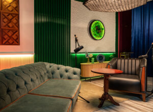 Подкаст-студия Ucast — это современное пространство в Алматы для записи аудио- и видеоподкастов, интервью, рилс и экспертных видео. Студия оснащена профессиональной техникой: съёмка на 3–5 камер в формате 4K, качественные микрофоны, петлички, свет, уютный интерьер и опытные операторы. Мы предлагаем аренду подкаст-студии по доступной цене, с гибкой тарификацией: первый час — фиксированная стоимость, далее — каждые 30 минут. Вы можете заказать как базовую съёмку, так и подкаст под ключ — с монтажом, оформлением, нарезками для Reels, YouTube и TikTok. На сайте Ucast вы можете узнать актуальные цены, прочитать отзывы наших клиентов, посмотреть примеры работ и связаться с нами напрямую. Мы работаем ежедневно по предварительной записи. Наша команда поможет вам реализовать любой подкаст-проект — от идеи до готового выпуска. Контакты, стоимость услуг, отзывы и форма для бронирования доступны в разделе "Контакты" на сайте ucast.kz/photostudioalmaty. Записывайтесь заранее — мы поможем сделать ваш голос видимым и слышимым!