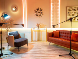 Подкаст-студия Ucast — это современное пространство в Алматы для записи аудио- и видеоподкастов, интервью, рилс и экспертных видео. Студия оснащена профессиональной техникой: съёмка на 3–5 камер в формате 4K, качественные микрофоны, петлички, свет, уютный интерьер и опытные операторы. Мы предлагаем аренду подкаст-студии по доступной цене, с гибкой тарификацией: первый час — фиксированная стоимость, далее — каждые 30 минут. Вы можете заказать как базовую съёмку, так и подкаст под ключ — с монтажом, оформлением, нарезками для Reels, YouTube и TikTok. На сайте Ucast вы можете узнать актуальные цены, прочитать отзывы наших клиентов, посмотреть примеры работ и связаться с нами напрямую. Мы работаем ежедневно по предварительной записи. Наша команда поможет вам реализовать любой подкаст-проект — от идеи до готового выпуска. Контакты, стоимость услуг, отзывы и форма для бронирования доступны в разделе "Контакты" на сайте ucast.kz/photostudioalmaty. Записывайтесь заранее — мы поможем сделать ваш голос видимым и слышимым!