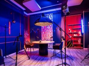 Подкаст-студия Ucast — это современное пространство в Алматы для записи аудио- и видеоподкастов, интервью, рилс и экспертных видео. Студия оснащена профессиональной техникой: съёмка на 3–5 камер в формате 4K, качественные микрофоны, петлички, свет, уютный интерьер и опытные операторы. Мы предлагаем аренду подкаст-студии по доступной цене, с гибкой тарификацией: первый час — фиксированная стоимость, далее — каждые 30 минут. Вы можете заказать как базовую съёмку, так и подкаст под ключ — с монтажом, оформлением, нарезками для Reels, YouTube и TikTok. На сайте Ucast вы можете узнать актуальные цены, прочитать отзывы наших клиентов, посмотреть примеры работ и связаться с нами напрямую. Мы работаем ежедневно по предварительной записи. Наша команда поможет вам реализовать любой подкаст-проект — от идеи до готового выпуска. Контакты, стоимость услуг, отзывы и форма для бронирования доступны в разделе "Контакты" на сайте Ucast.kz. Записывайтесь заранее — мы поможем сделать ваш голос видимым и слышимым!