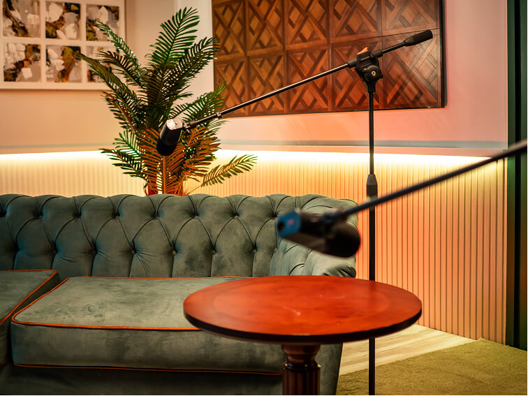 Подкаст-студия Ucast — это современное пространство в Алматы для записи аудио- и видеоподкастов, интервью, рилс и экспертных видео. Студия оснащена профессиональной техникой: съёмка на 3–5 камер в формате 4K, качественные микрофоны, петлички, свет, уютный интерьер и опытные операторы. Мы предлагаем аренду подкаст-студии по доступной цене, с гибкой тарификацией: первый час — фиксированная стоимость, далее — каждые 30 минут. Вы можете заказать как базовую съёмку, так и подкаст под ключ — с монтажом, оформлением, нарезками для Reels, YouTube и TikTok. На сайте Ucast вы можете узнать актуальные цены, прочитать отзывы наших клиентов, посмотреть примеры работ и связаться с нами напрямую. Мы работаем ежедневно по предварительной записи. Наша команда поможет вам реализовать любой подкаст-проект — от идеи до готового выпуска. Контакты, стоимость услуг, отзывы и форма для бронирования доступны в разделе "Контакты" на сайте Ucast.kz. Записывайтесь заранее — мы поможем сделать ваш голос видимым и слышимым!