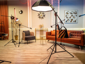 Подкаст-студия Ucast — это современное пространство в Алматы для записи аудио- и видеоподкастов, интервью, рилс и экспертных видео. Студия оснащена профессиональной техникой: съёмка на 3–5 камер в формате 4K, качественные микрофоны, петлички, свет, уютный интерьер и опытные операторы. Мы предлагаем аренду подкаст-студии по доступной цене, с гибкой тарификацией: первый час — фиксированная стоимость, далее — каждые 30 минут. Вы можете заказать как базовую съёмку, так и подкаст под ключ — с монтажом, оформлением, нарезками для Reels, YouTube и TikTok. На сайте Ucast вы можете узнать актуальные цены, прочитать отзывы наших клиентов, посмотреть примеры работ и связаться с нами напрямую. Мы работаем ежедневно по предварительной записи. Наша команда поможет вам реализовать любой подкаст-проект — от идеи до готового выпуска. Контакты, стоимость услуг, отзывы и форма для бронирования доступны в разделе "Контакты" на сайте Ucast.kz. Записывайтесь заранее — мы поможем сделать ваш голос видимым и слышимым!